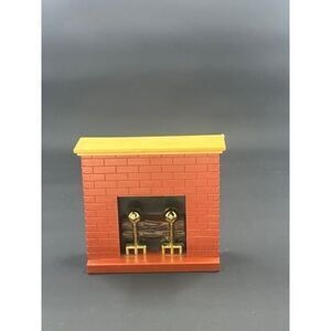 Add some charm to your dollhouse with‎ this vintage Fisher-Price fireplace..